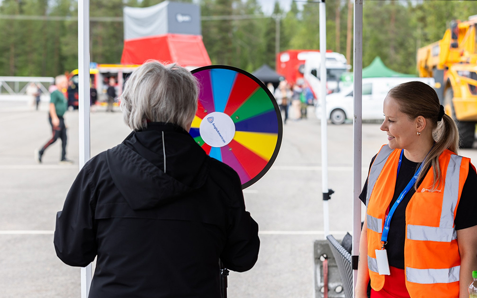 Sakatin avoimilla ovilla keskusteltiin kaivossuunnittelusta ja opittiin mannerlaattojen liikkeistä
